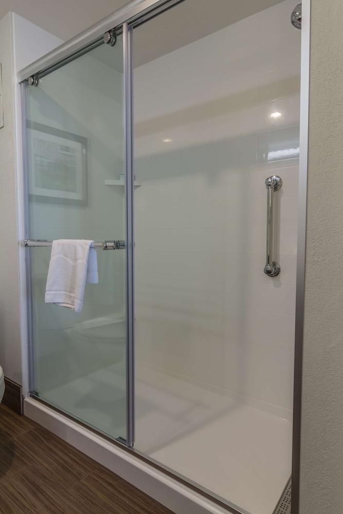 Hampton Inn Winchester-University/Mall Area photo 13