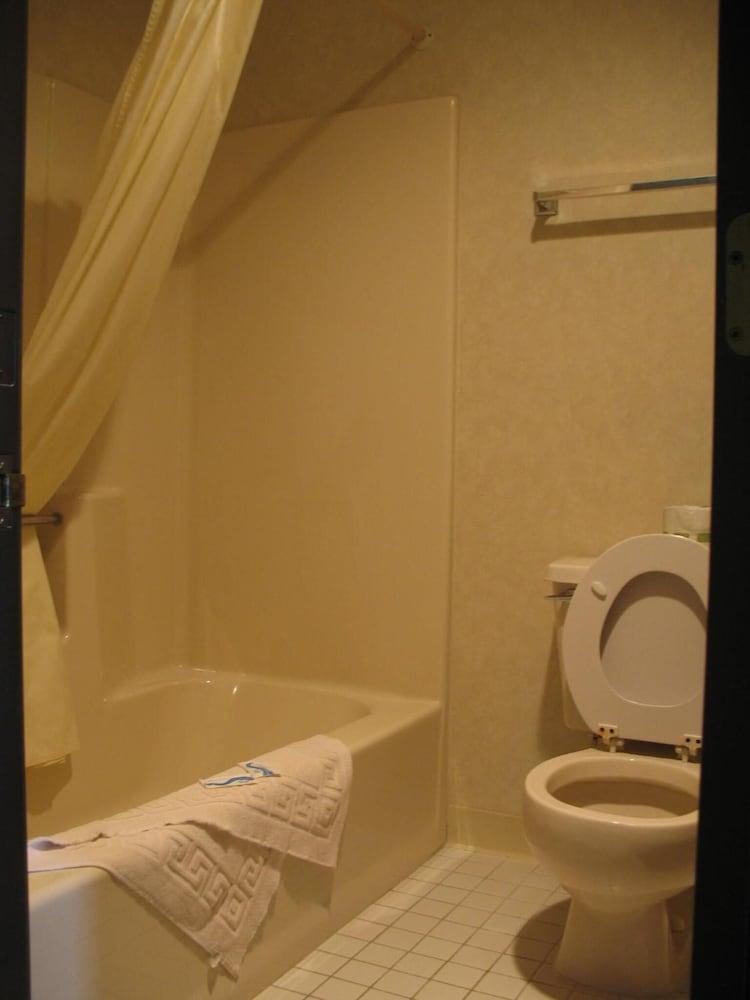 Great Lakes Inn photo 38