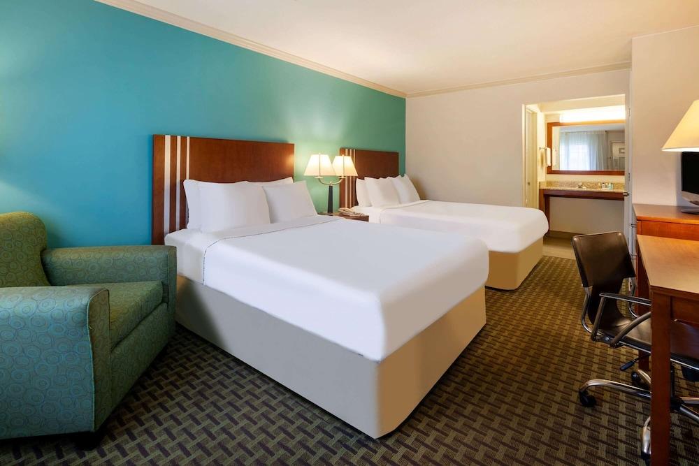 Days Inn by Wyndham Austintown photo 44