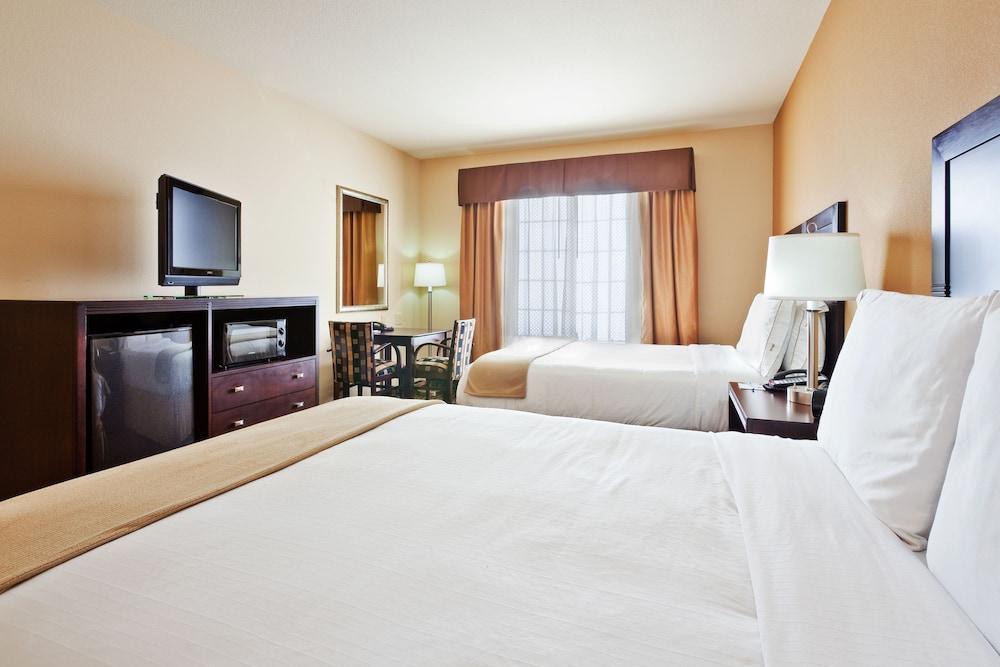 Holiday Inn Express Hotel & Suites Clovis by IHG photo 8