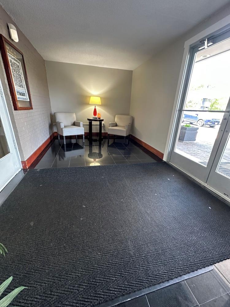Whaler Inn and Suites photo 40