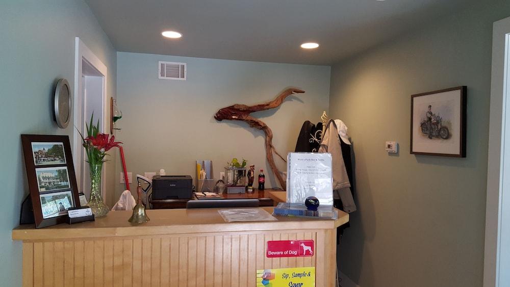 Captain's Quarters Motel photo 43