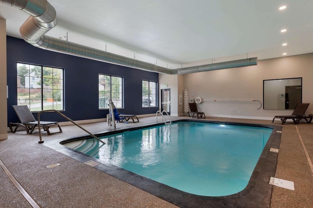 Comfort Suites Cincinnati University - Downtown photo 23