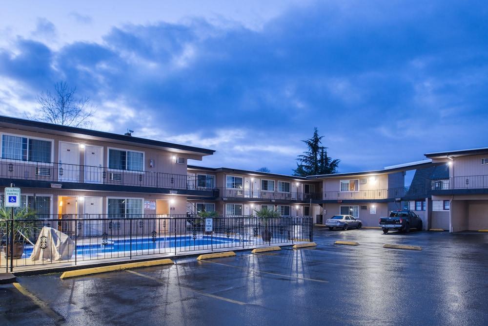 University Inn & Suites photo 37
