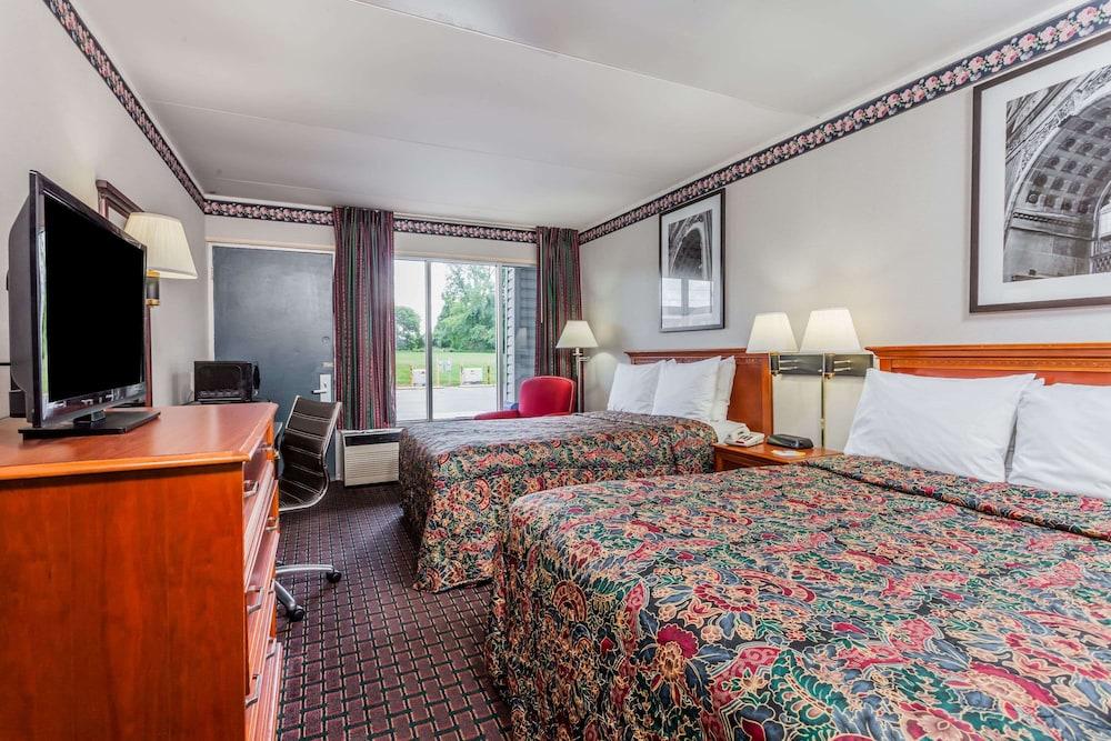 Days Inn by Wyndham Seymour photo 6