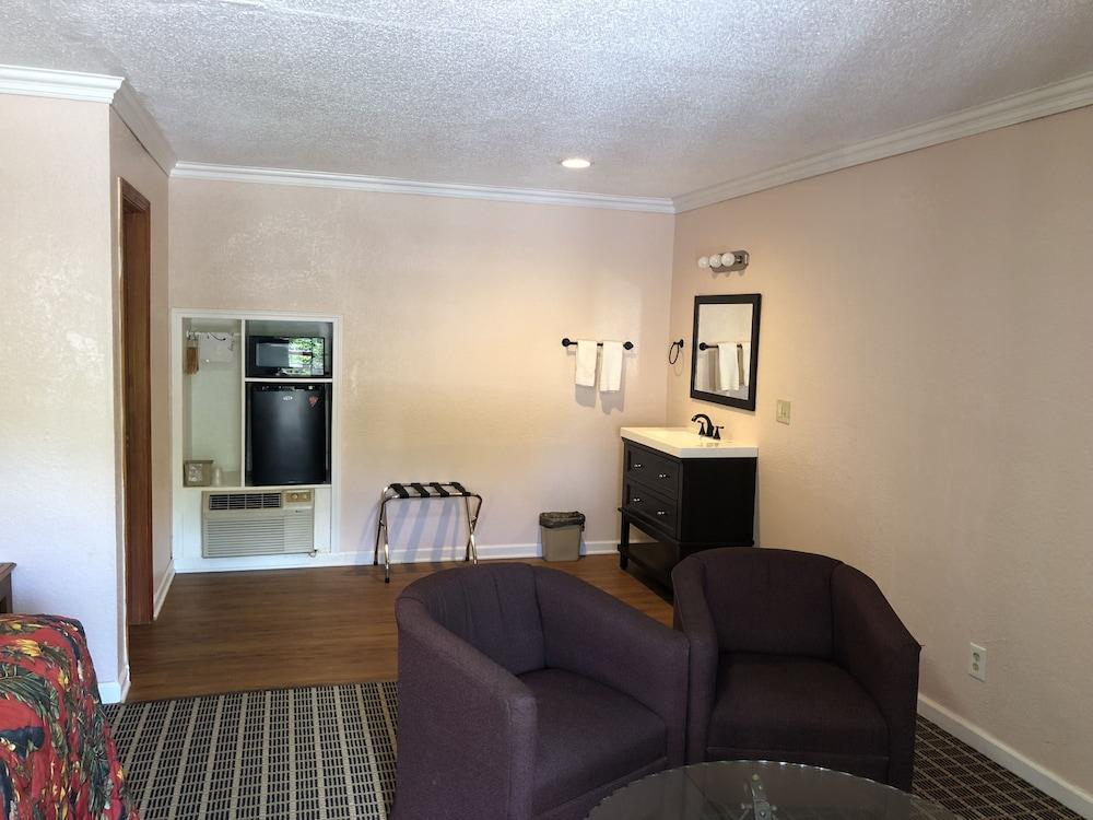 Budget Inn photo 6