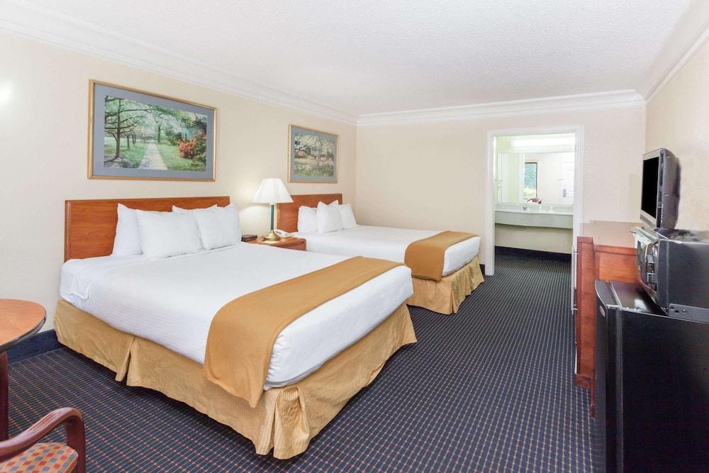 Super 8 by Wyndham Dalton/Convention Center Area photo 5