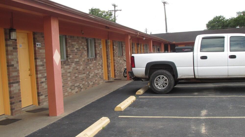 Sportsman Motel photo 10