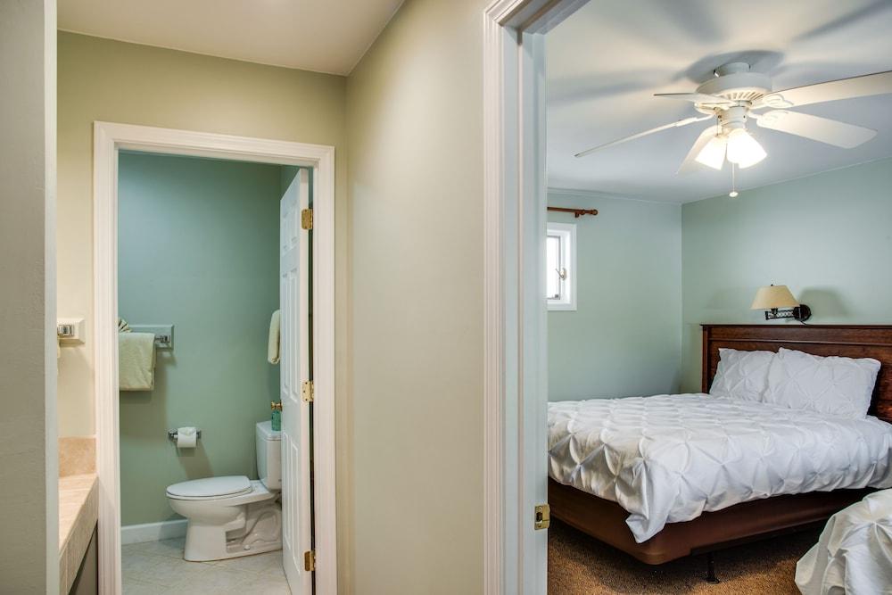 Boxwood Lodge photo 77