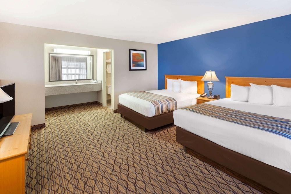 Baymont by Wyndham St. Ignace Lakefront photo 18
