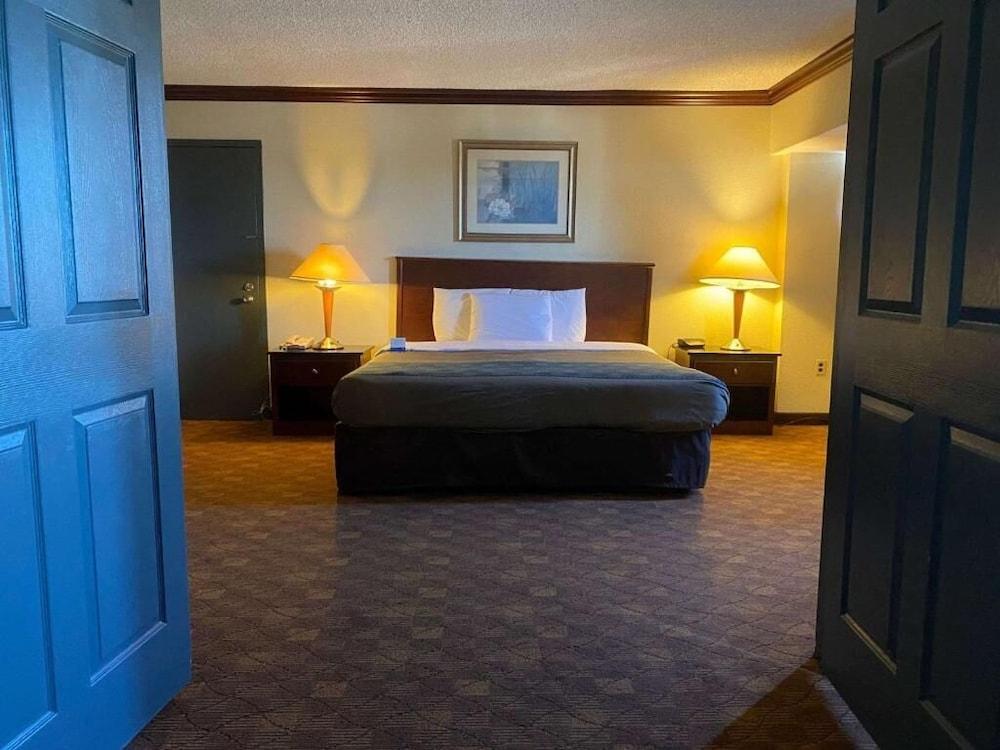 Dominion Inn & Suites photo 3