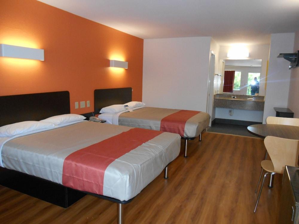 Motel 6 San Antonio, TX - South WW White Rd photo 11