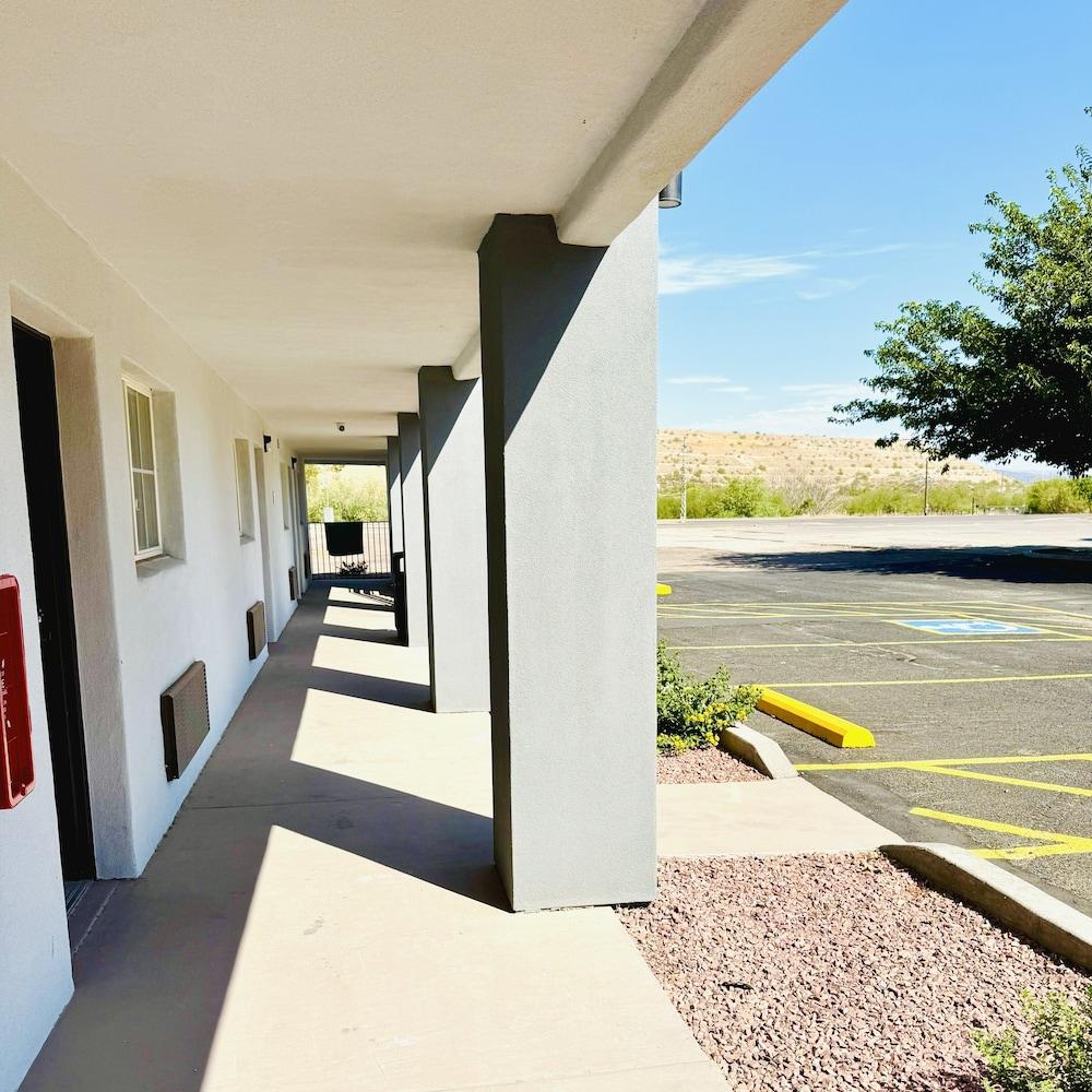 Red Roof Inn Miami, AZ photo 18