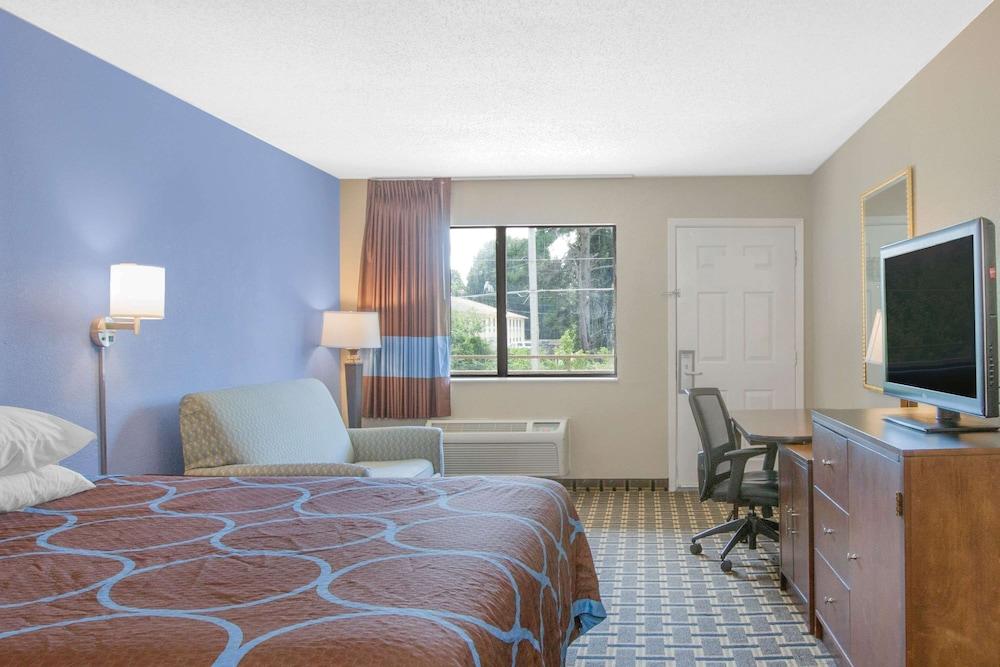 Super 8 by Wyndham Brinkley photo 5