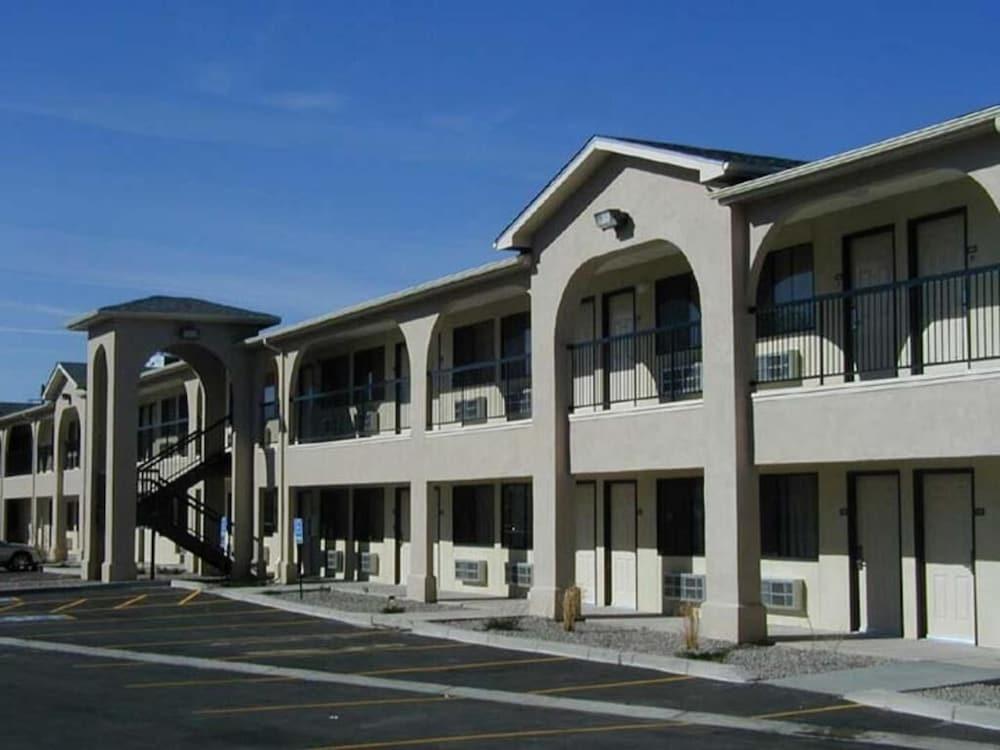 American Inn & Suites photo 8