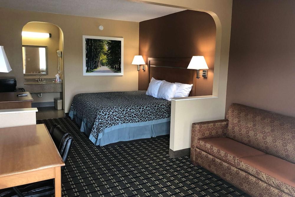 Days Inn by Wyndham Columbus photo 10
