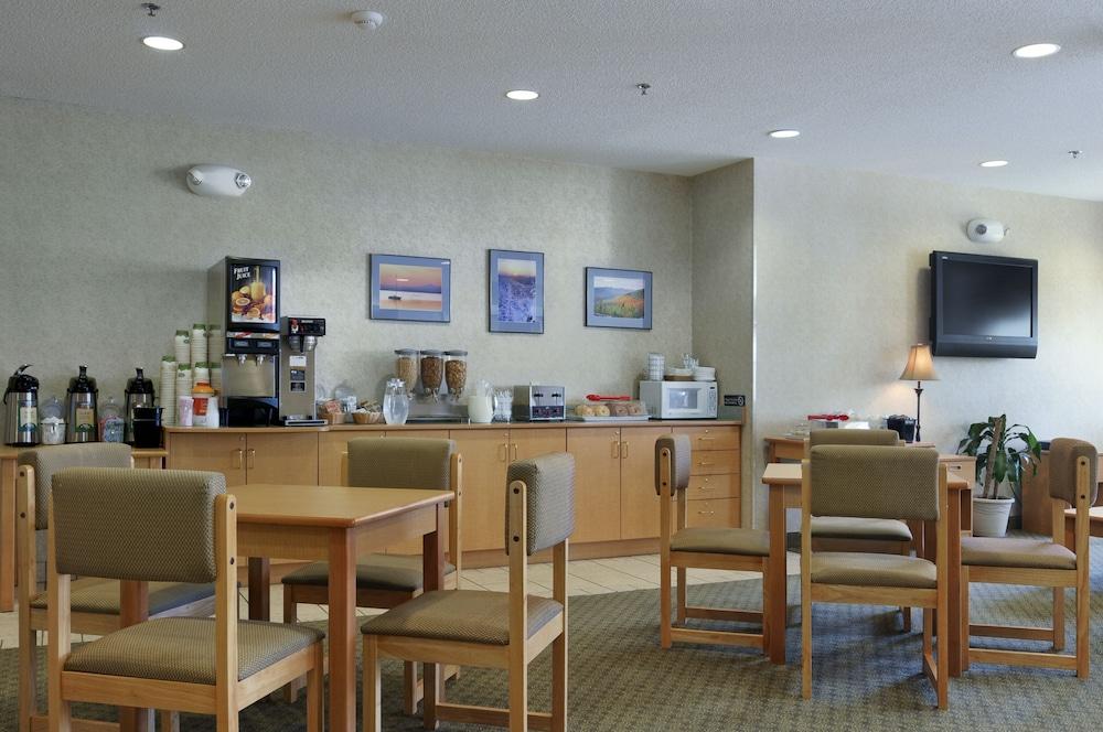 Microtel Inn & Suites by Wyndham Plattsburgh photo 38
