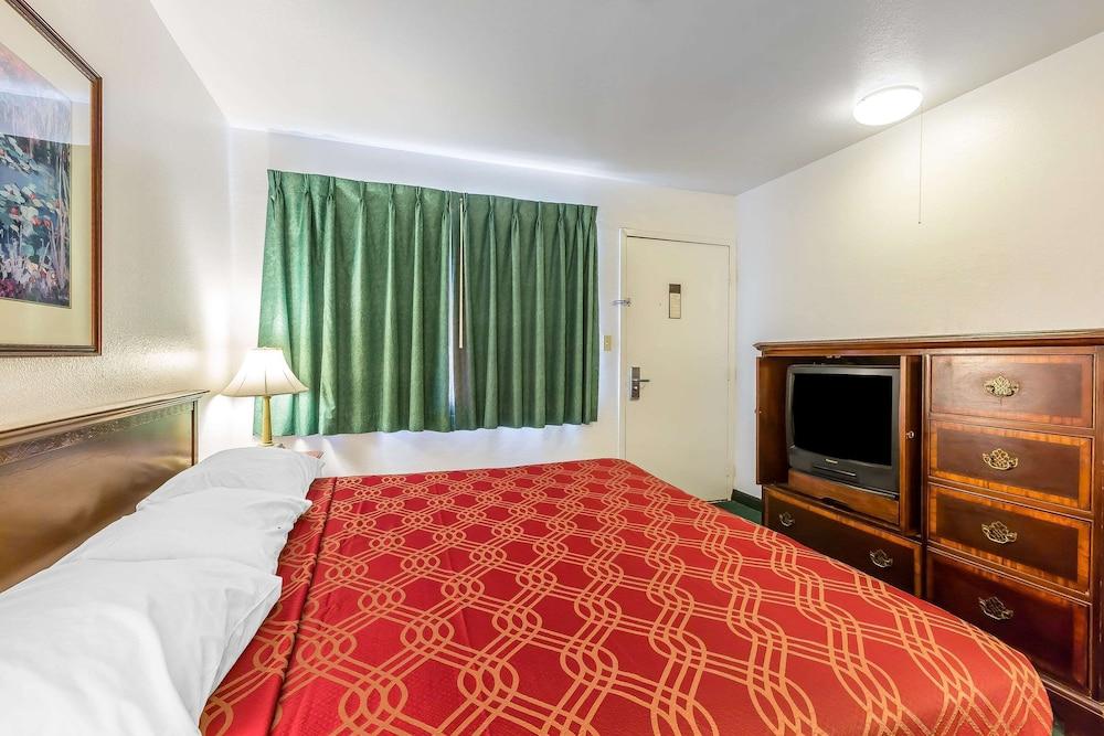 Economy Inn Buttonwillow Bakersfield I-5 photo 10