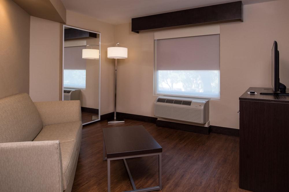 Holiday Inn Express & Suites San Antonio Medical-Six Flags by IHG photo 41