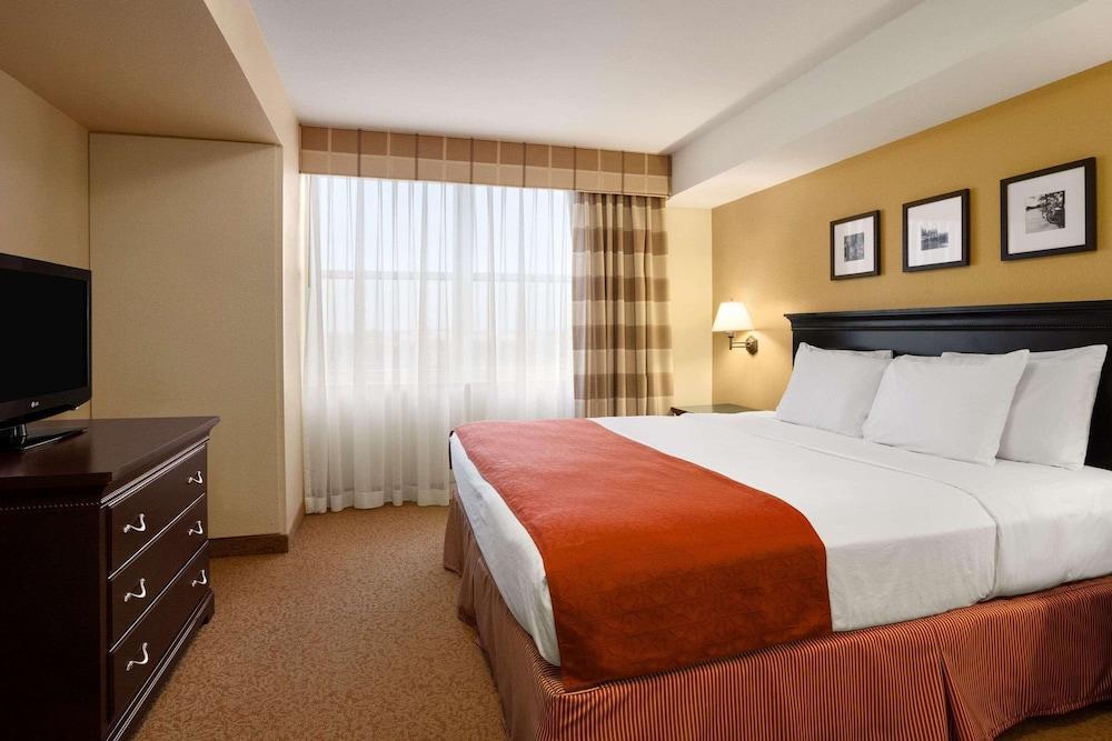 Country Inn & Suites by Radisson, Dundee, MI photo 12