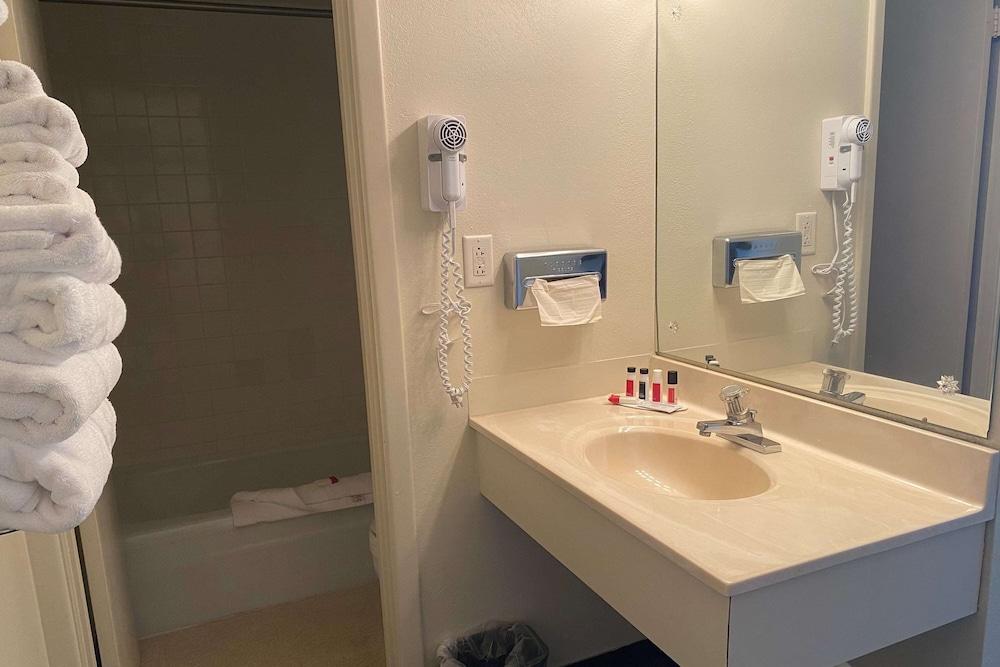 Travelodge by Wyndham Powell photo 13