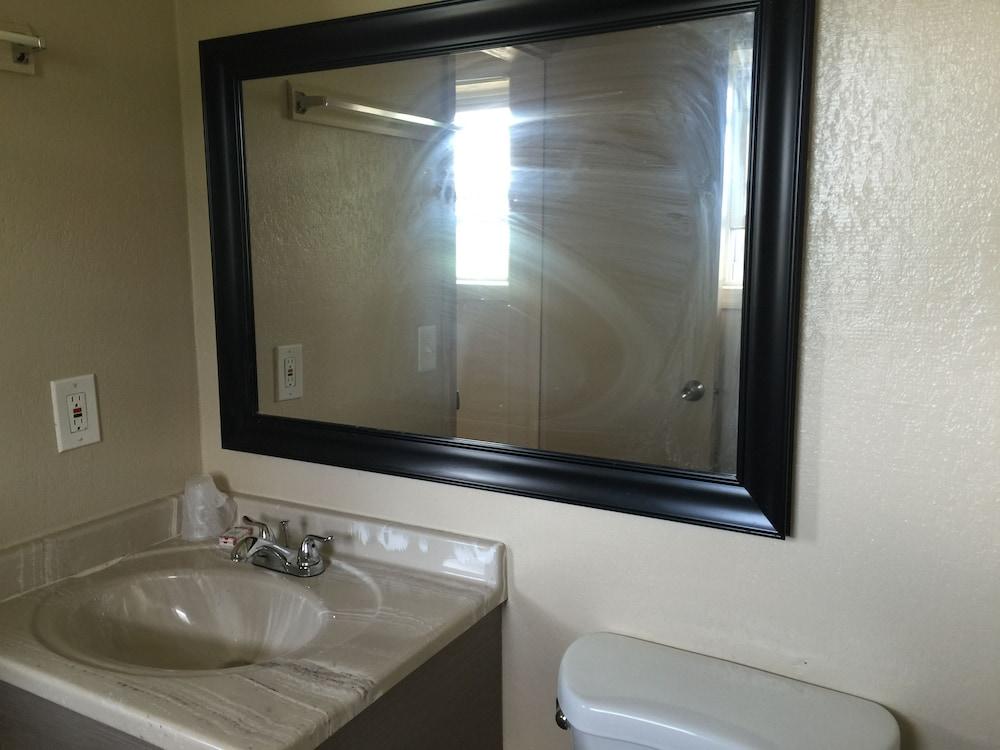Pelican Inn and Suites photo 4