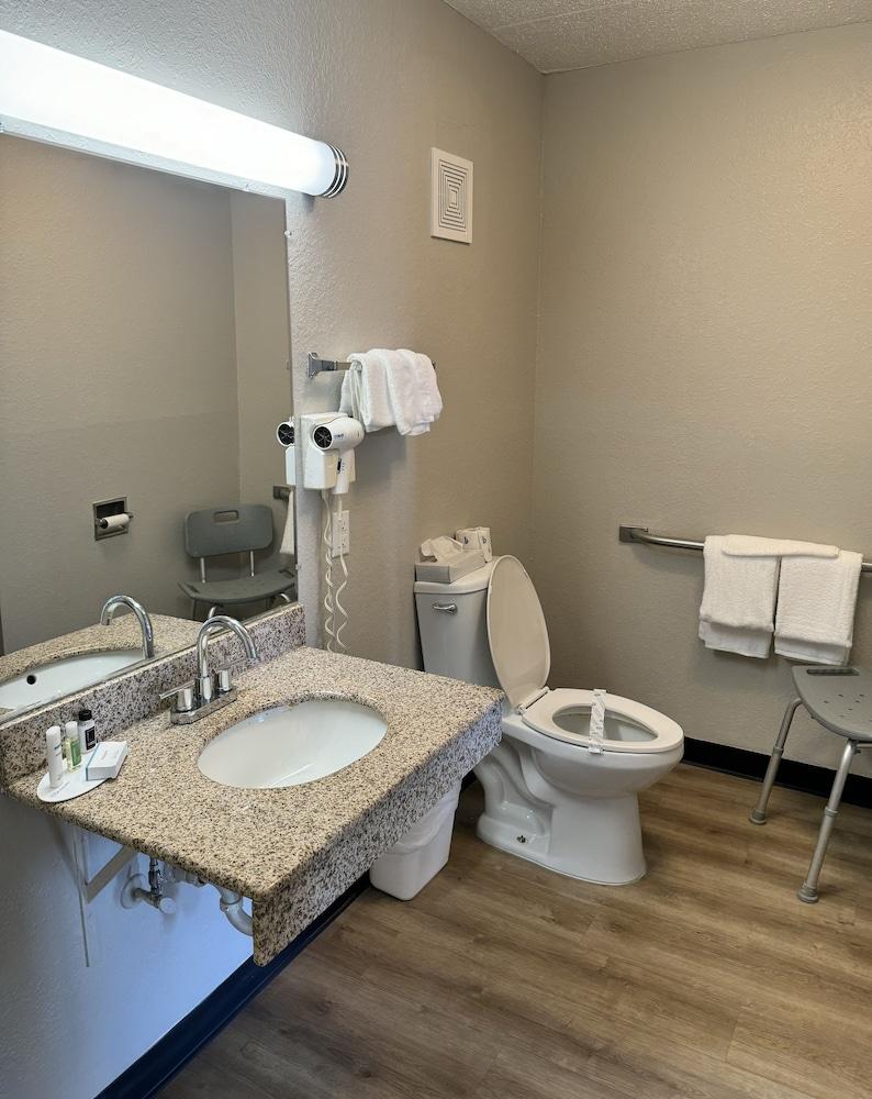 Days Inn by Wyndham Cloverdale Greencastle photo 5