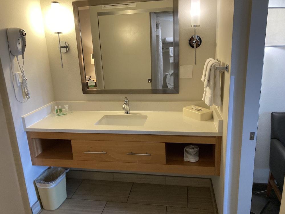 Red Roof Inn PLUS+ & Suites Tampa photo 17