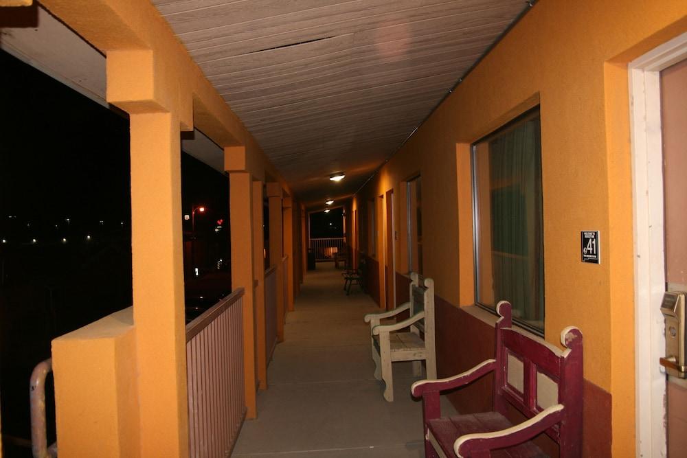 Budget Inn photo 11