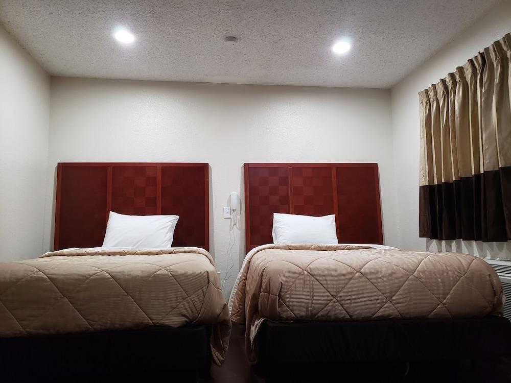 CLEAR LAKES INN photo 12