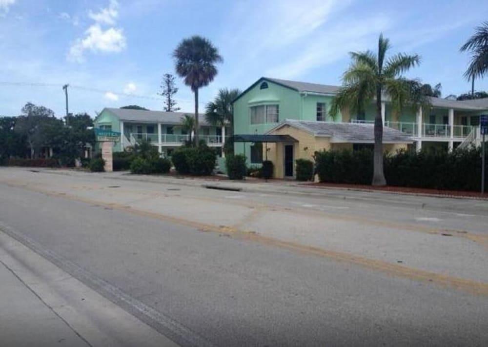 Holiday House Motel photo 23