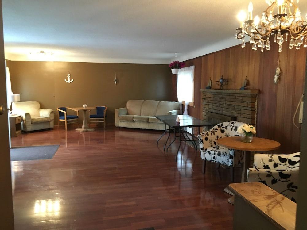 White Feather Motel photo 2