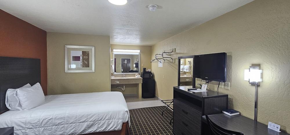 Deluxe Inn Motel photo 19