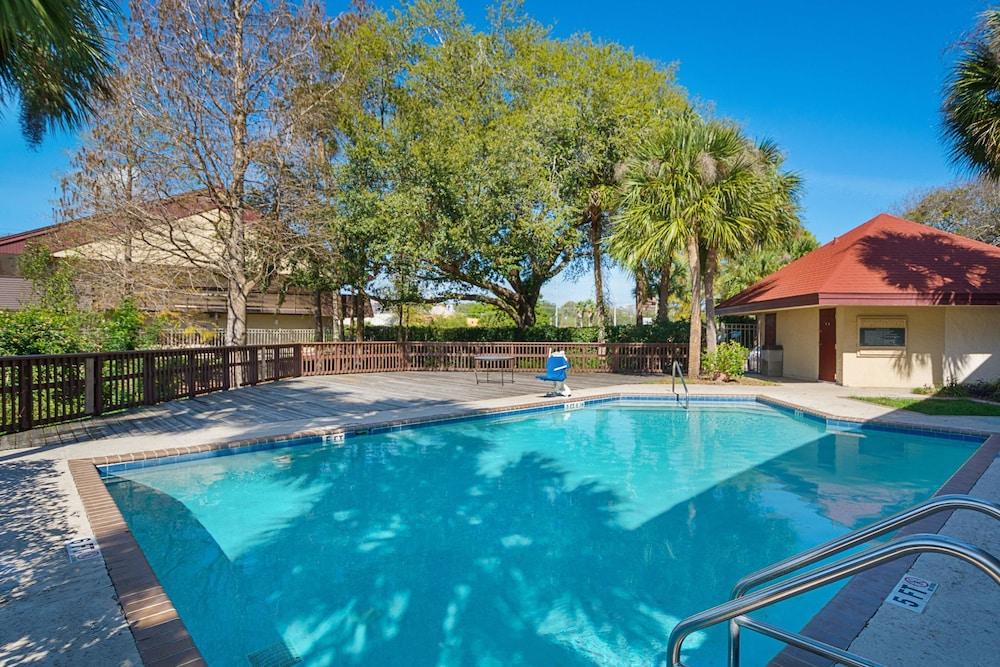 Rodeway Inn Tampa near Busch Gardens - USF photo 6
