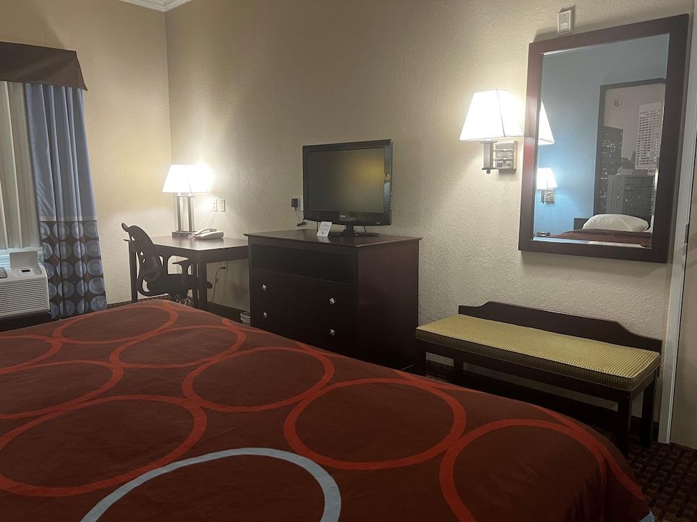Super 8 by Wyndham IAH West/Greenspoint photo 29