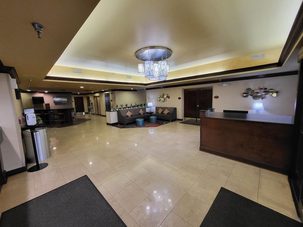 Wingate by Wyndham Greensboro/Coliseum photo 2