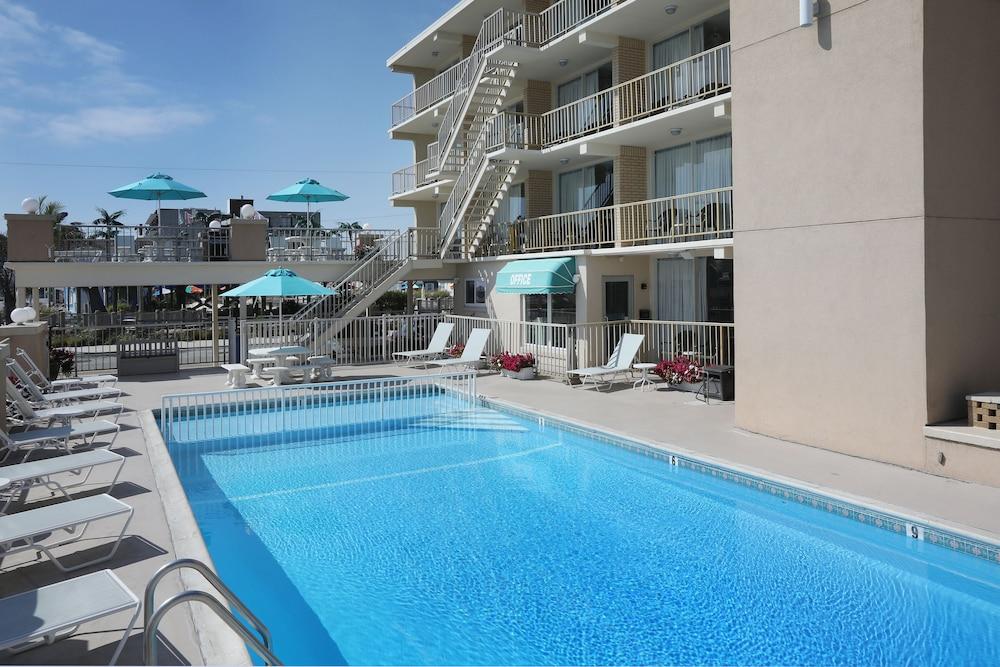 Aquarius Oceanfront Inn photo 11