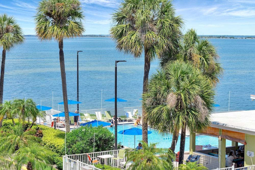 Seaside Luxury Oasis with balcony photo 31