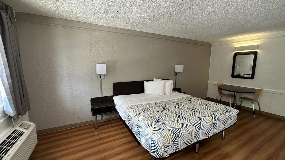 Motel 6 Beaumont, TX photo 9