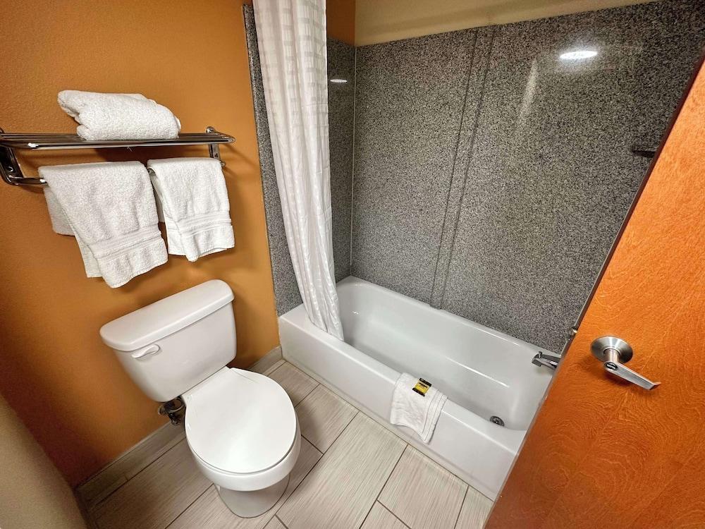 Best Western Plus Bass Hotel & Suites photo 23