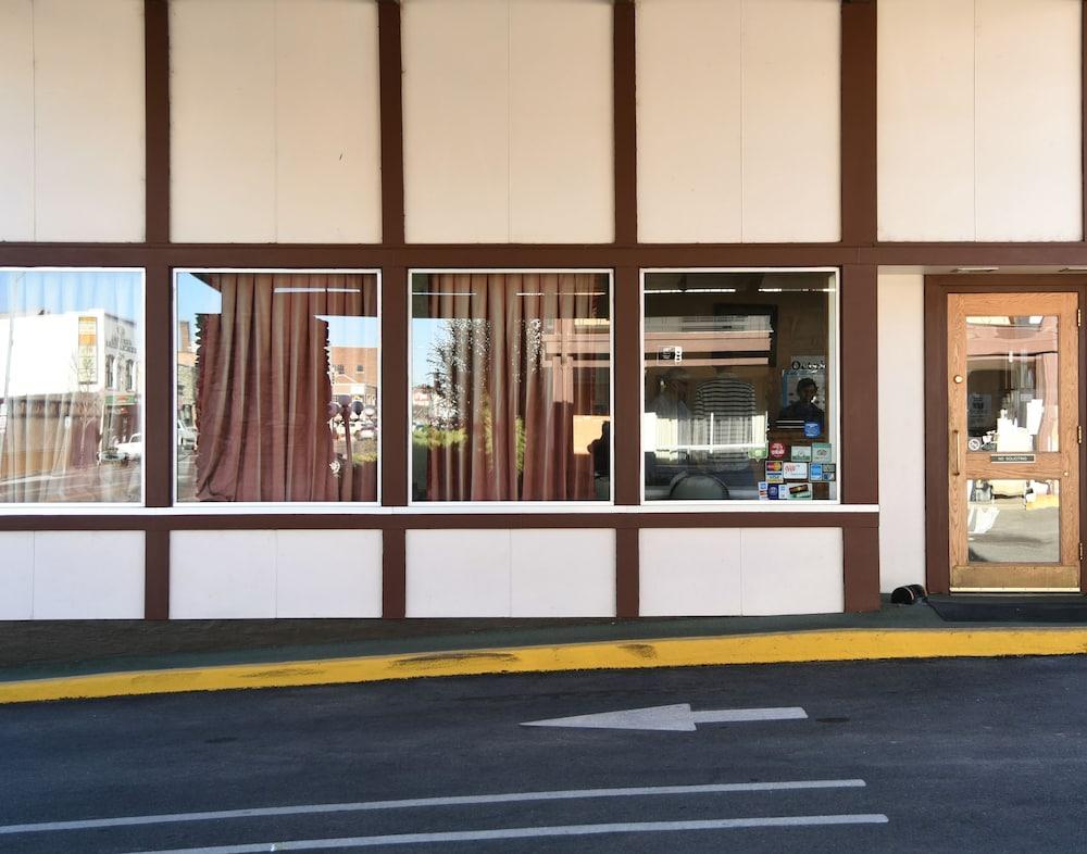 Thunderbird Motel photo 2