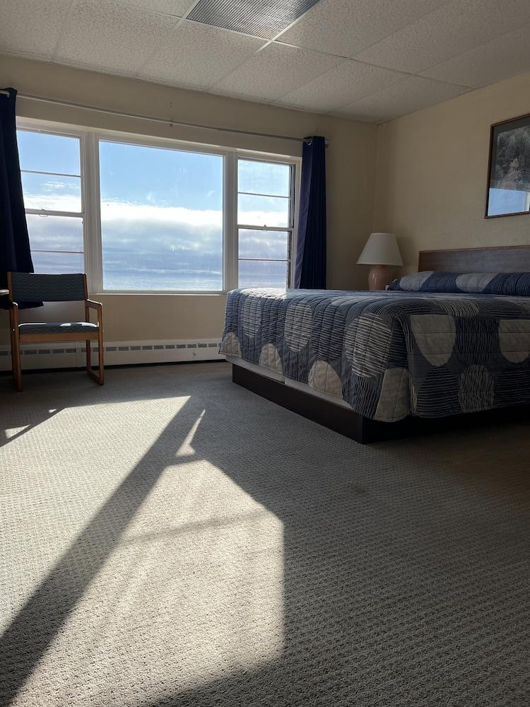 The Shoreline Inn photo 46