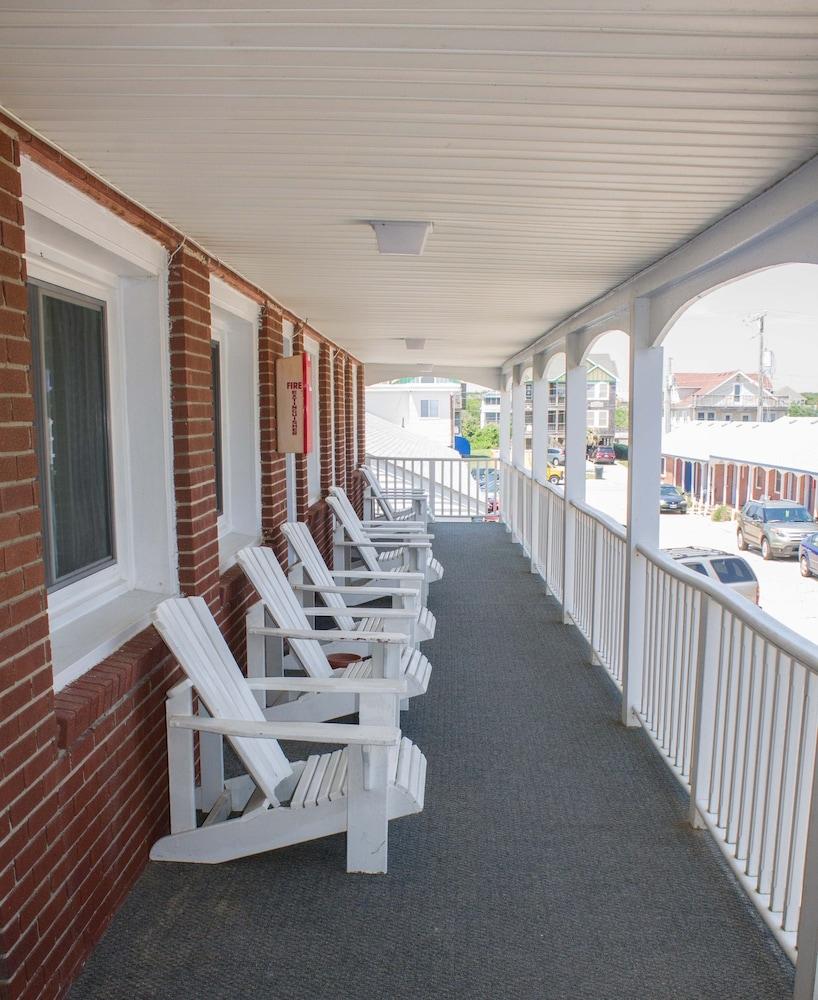 Colonial Inn Motel photo 53