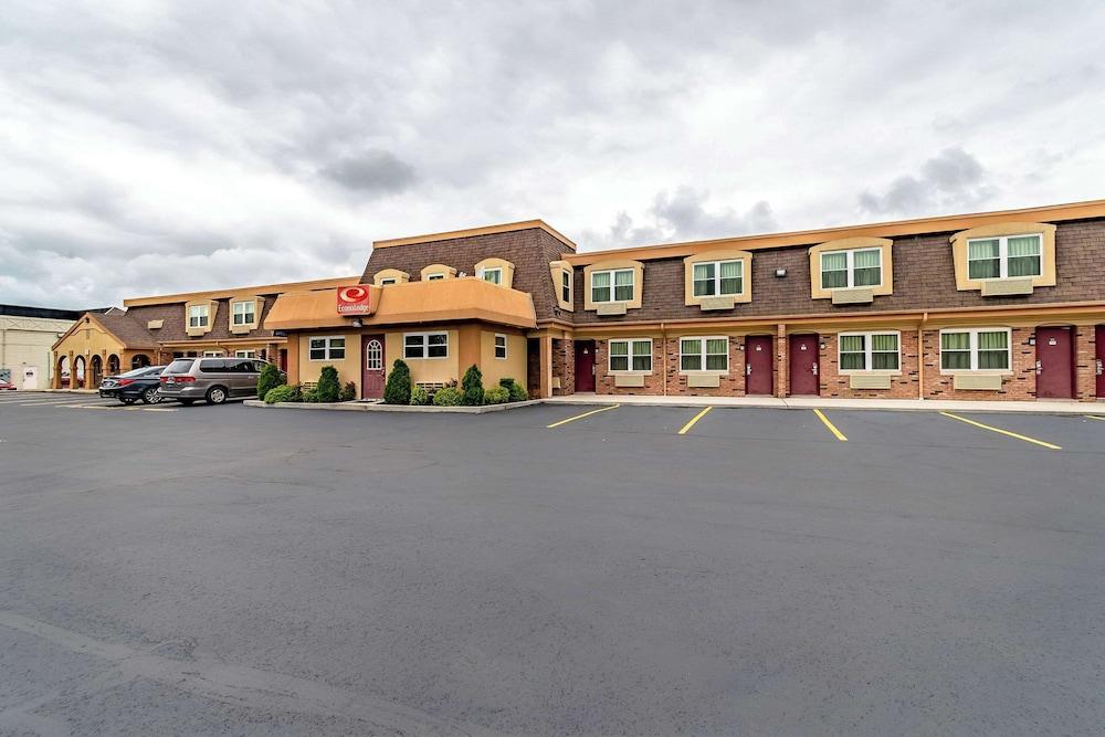 Econo Lodge Worthington - Columbus North photo 9