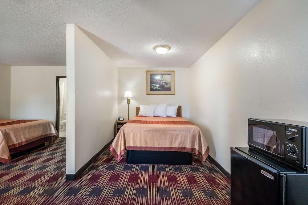 Americas Best Value Inn & Suites Harrisonville photo 7