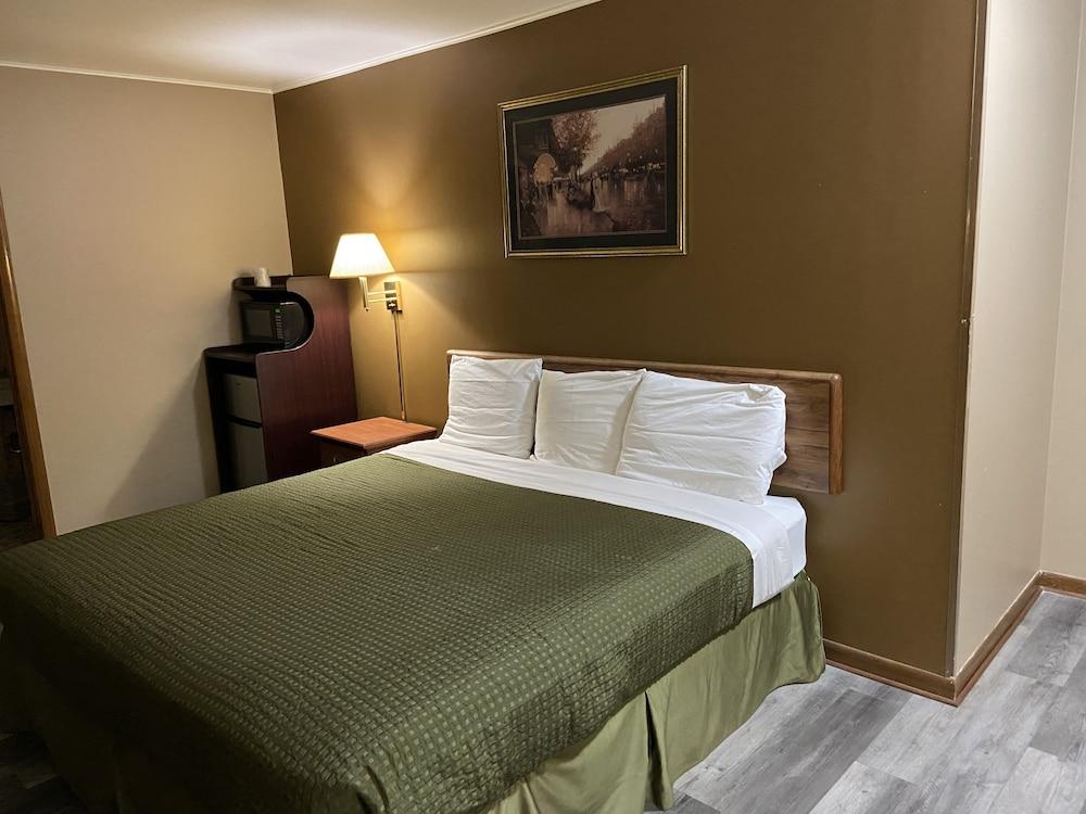Colonial Inn Dyersville photo 14