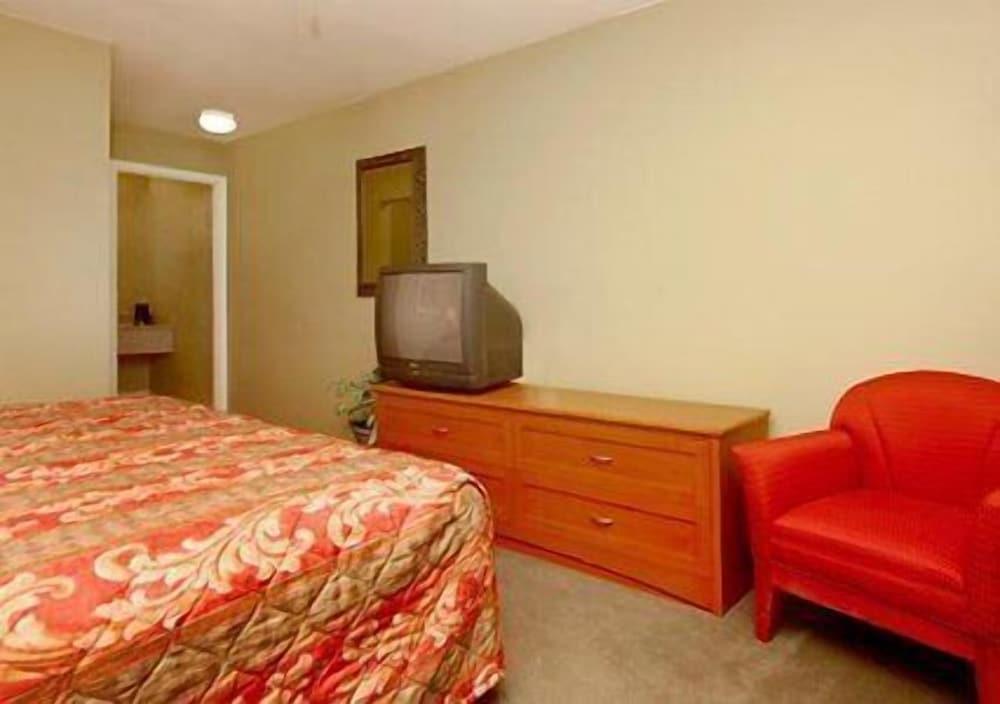 Econo Lodge Downtown photo 11