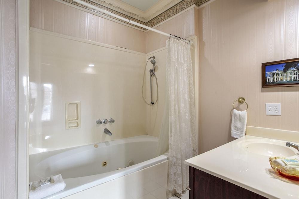 Edgewater Inn photo 53