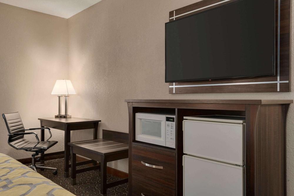 Baymont by Wyndham Muncie Near Ball State University photo 70