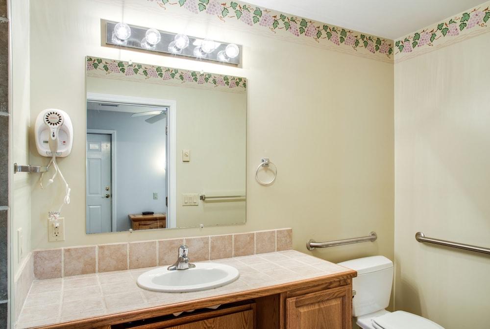 Boxwood Lodge photo 79